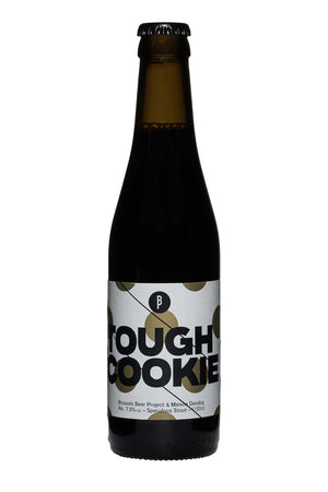 Comme nous accordons une grand importance à l'économie circulaire, cette stout est fabriquée à partir de biscuits de spéculoos brisés et non conformes aux normes, tandis que Maison Dandoy a utilisé des drêches pour produire de nouveaux biscuits de spéculoos. Portée à 7,5 % cette année, elle offre toujours une belle interaction entre les malts grillés et les biscuits. Une recette équilibrée de malt, d'épices et d'amertume, parfaite pour les jours de pluie.