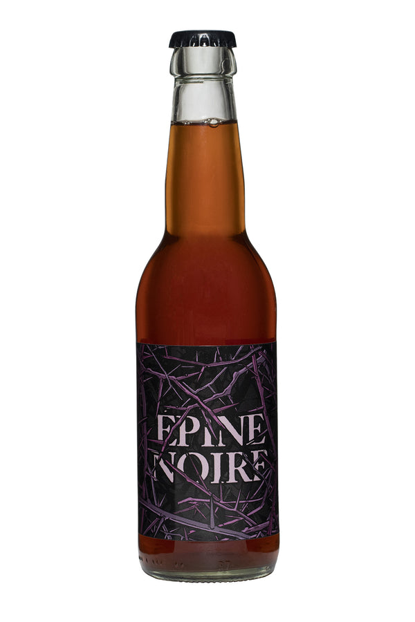 "Epine noire" est une double saison aux bretts vieillie un an en barriques. Elle a ensuite macéré 3 mois sur des prunes fraiches de la variété Stanley. Nous avons utilisé 200 grammes de fruit par litre de bière.