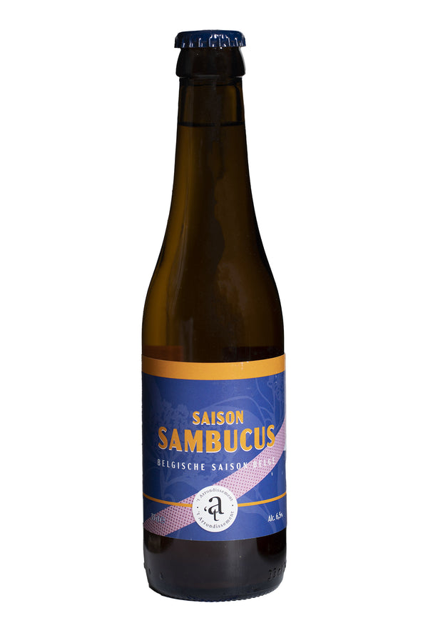 La Saison Sambucus est une bière de saison sèche, fruitée et désaltérante. L'ajout de fleur de sureau rend le tout plus doux et fait ressortir le caractère houblonné de la bière.