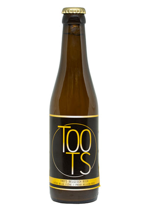 TOOTS est une bière épicée et facilement digestible à fermentation haute avec une refermentation en bouteille et seulement une teneur en alcool de 4,4%. La bière a un nez d'agrumes très surprenant et des arômes fruités grâce à sa recette unique avec de l'orge et du malt de blé et le houblonnage à sec avec le houblon néo-zélandais Nelson Sauvin. C'est aussi une bière naturelle non filtrée et non pasteurisée.