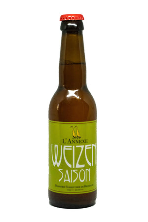 La “Weizen Saison” combine le caractère fleuri de notre “Saison de Bruxelles” avec la rondeur typique des bières au froment allemandes, les “Weizen”. L’ajout de coriandre, thé blanc et zeste de citron donne à la Weizen Saison une touche de la blanche Belge.